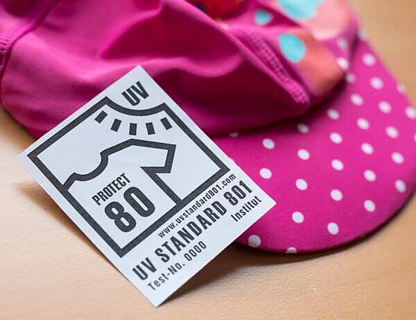 gorro infantil rosa rotulado con certificación UV STANDARD 801 para 80 UPF