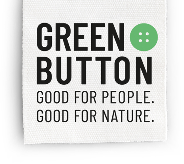 Etiqueta cosida con el logotipo GREEN BUTTON, "BUENA PARA LAS PERSONAS", "BUENA PARA LA NATURALEZA"