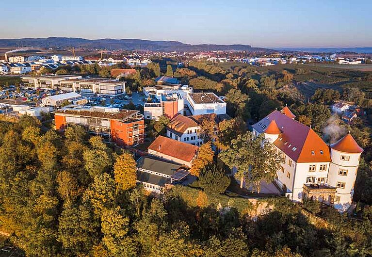 Vista aérea de torre Hohenstein y edificios de laboratorios sede en Alemania