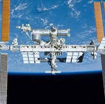 estación espacial internacional con la tierra de fondo