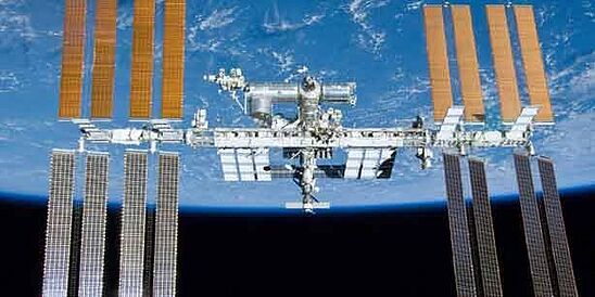 estación espacial internacional con la tierra de fondo