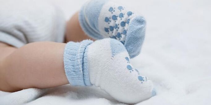 Bebé con calcetines azules no tóxicos