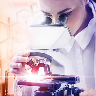 Científico examinando muestras biológicas con microscopio.