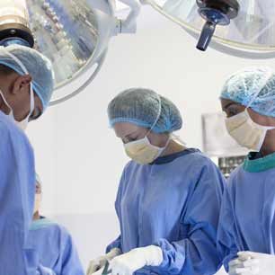 Médicos con batas y textiles quirúrgicos