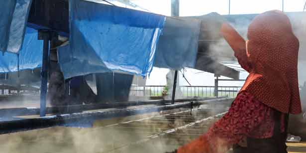 Trabajador textil en tintorería