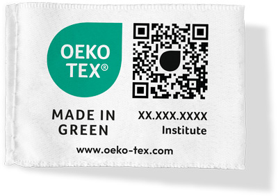 Etiqueta cosida con logo OEKO-TEX® MADE IN GREEN, número en certificación, Institute, qr