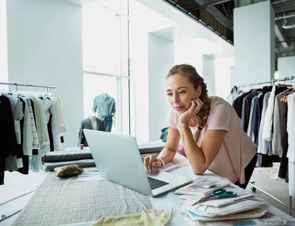 Diseñadora en ropa en computadora