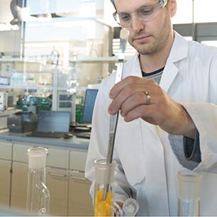 Científico en laboratorio externo de pruebas de productos