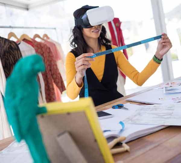 Creador de patrones de ropa con cinta métrica, patrones, soportes de ropa y gafas VR