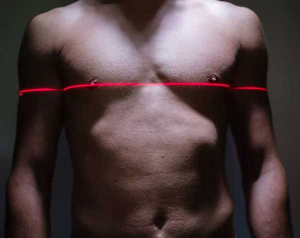 Escáner 3D que mide el pecho de un hombre