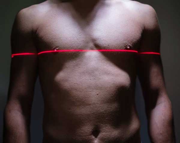 Escáner 3D que mide el pecho de un hombre