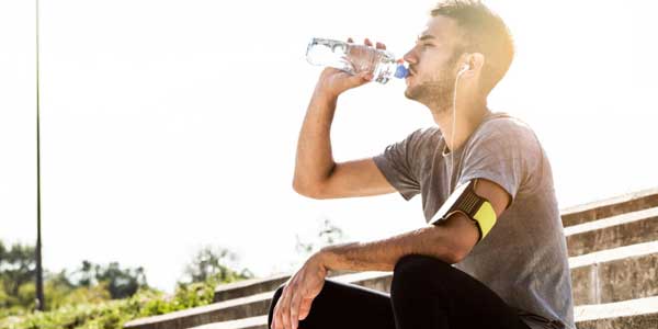 Corredor con ropa deportiva de protección UV bajo el sol