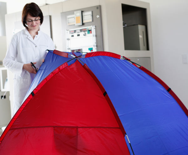 Técnico en laboratorio con carpa para ser probado